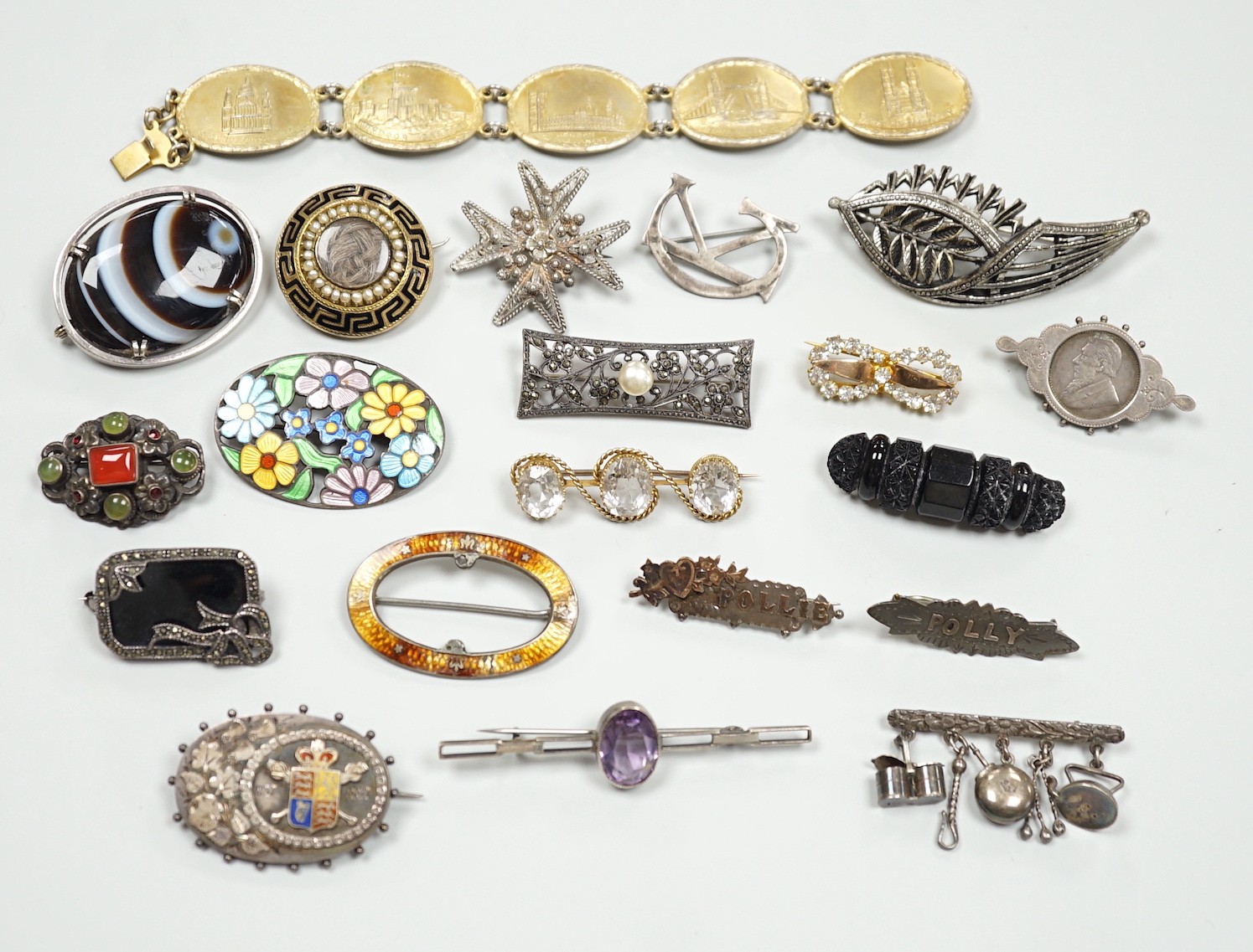 A 1940's silver gilt bracelet, each link embossed with a famous English landmark, 19cm and a quantity of assorted jewellery including a Victorian silver and enamel commemorative brooch, banded agate set brooch and a gold